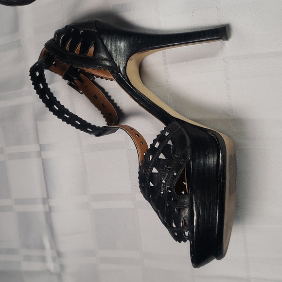 🧑🎄10/10🧑🎄Guess heels - Picture 4 of 6